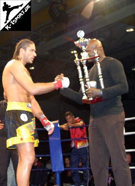 Ernesto Hoost gives the Cup to Vukota Mirkovic (Vukota Mirkovic, Ernesto Hoost) (K-1 Germany Grand Prix 2005 in Koblenz)