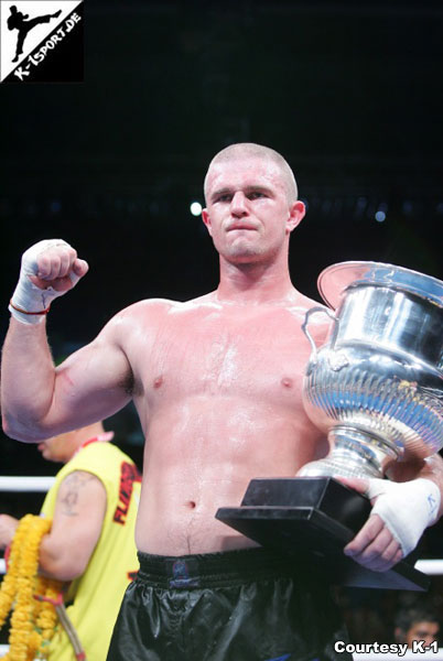 Der Turniersieger Paul Slowinski mit Pokal (Paul Slowinski) (K-1 World Grand Prix 2006 in Auckland)