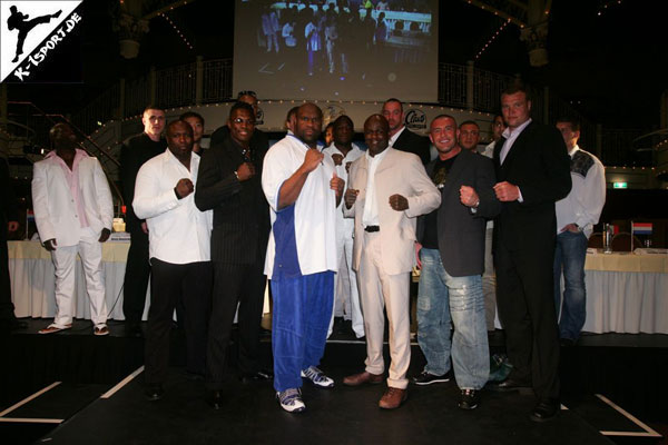 Press Conference (Melvin Manhoef, Attila Karacs, Lloyd van Dams, Tatsufumi Tomihira, Remy Bonjasky, Bob Sapp, Bjorn Bregy, Jerome Le Banner, Semmy Schilt) (K-1 World Grand Prix 2006 in Amsterdam)