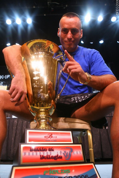 Turniersieger Stefan Leko mit Pokal (Stefan Leko) (K-1 World Grand Prix 2006 in Las Vegas II)
