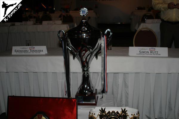 Pressekonferenz, der Pokal für den Turniersieger  (K-1 World Grand Prix 2007 in Amsterdam)