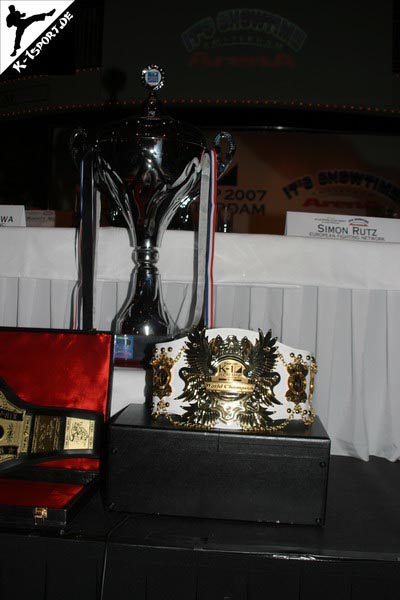 Press Conference, the trophies  (K-1 World Grand Prix 2007 in Amsterdam)