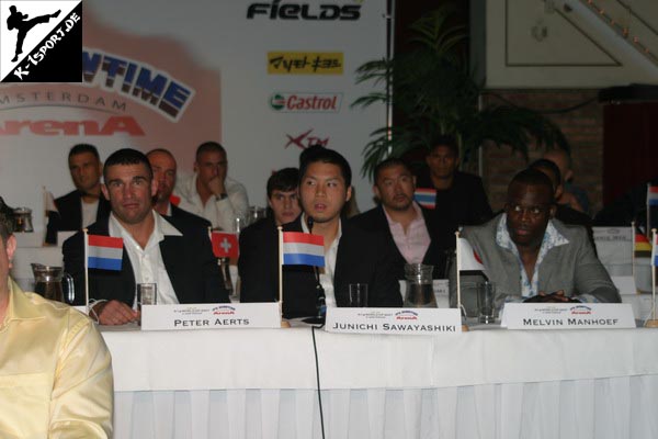 Pressekonferenz (Peter Aerts, Bjorn Bregy, Gokhan Saki, Magomed Magomedov, Junichi Sawayashiki, Hiromi Amada, Alistair Overeem, Melvin Manhoef) (K-1 World Grand Prix 2007 in Amsterdam)
