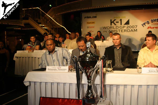 Pressekonferenz (Ruslan Karaev, Mighty Mo, Bob Sapp, Zabit Samedov, Hakim Gouram, Roy Tan, Semmy Schilt) (K-1 World Grand Prix 2007 in Amsterdam)