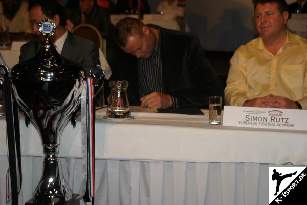 Pressekonferenz, Schilt unterschreibt für den Super-Schwergewichts-Titelkampf (Semmy Schilt) (K-1 World Grand Prix 2007 in Amsterdam)