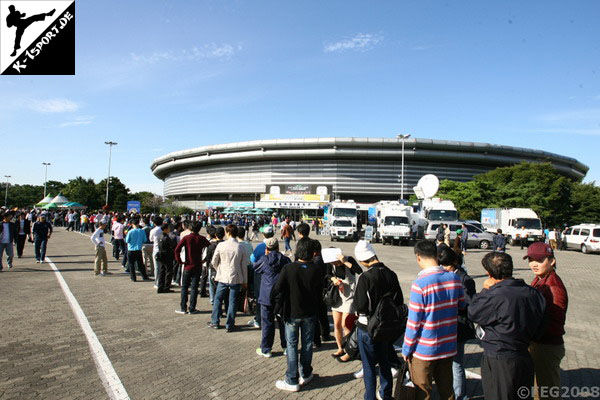 fans in front of the Olympic Gymnasium  (K-1 World Grand Prix 2008 Final Elimination)